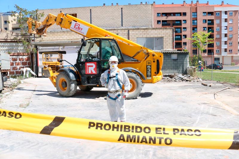 Construcciones Rey hombre con traje protector